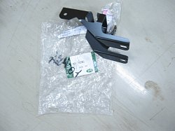 Кронштейн крепления бампера правый D2 ABU700381